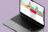 Ein geöffneter Laptop auf einem lilafarbenen Hintergrund zeigt eine Webseite mit einer Illustration einer Frau, die im Garten arbeitet.