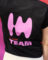 Person von hinten in einem schwarzen T-Shirt mit grossem pinken BERNEXPO-Logo und der Aufschrift 'TEAM' in pinken Grossbuchstaben.