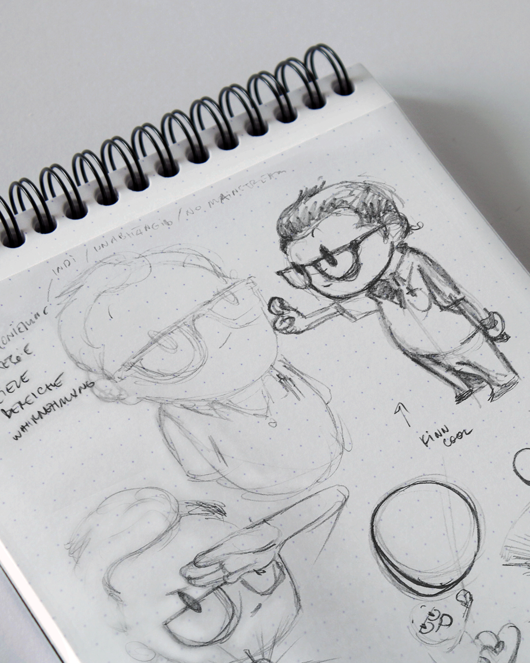 Skizzen von Charakteren in einem Spiralblock, die Nerd-Figuren mit Brille und unterschiedlichen Posen darstellen.