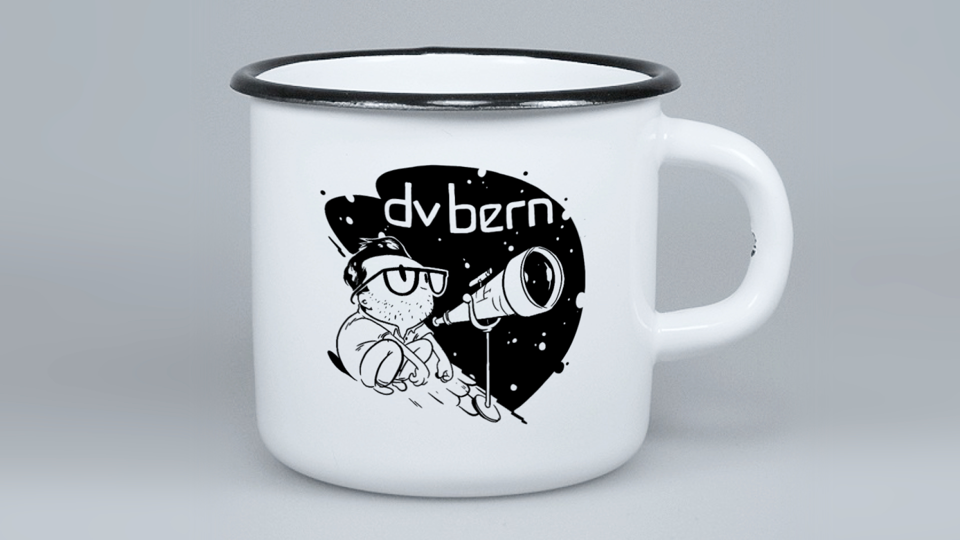 Weisse Tasse mit schwarzer Illustration eines Nerd-Charakters, der durch ein Teleskop schaut, mit dem Logo von dvbern im Hintergrund.