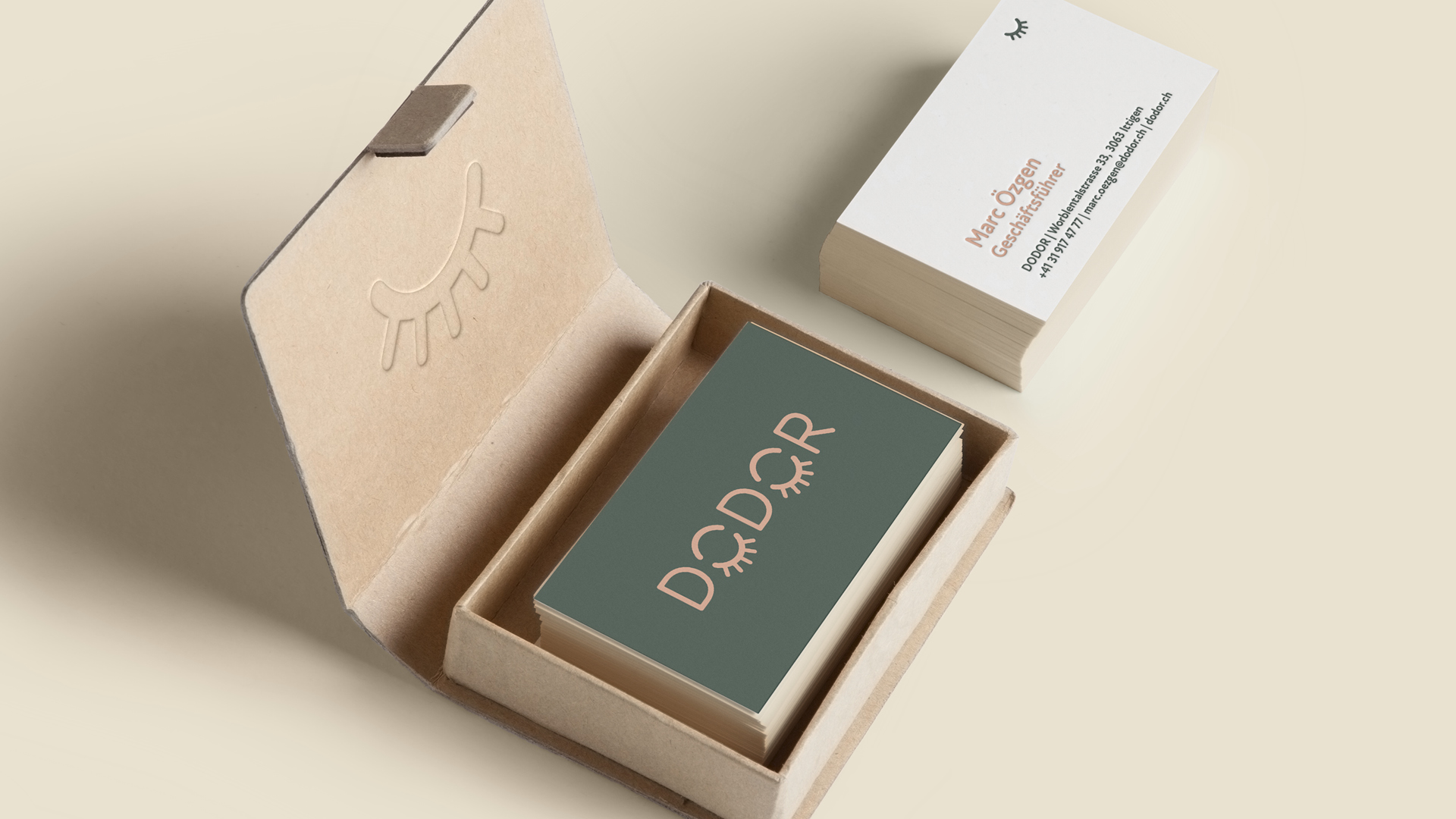 Die neuen DODOR-Visitenkarten im neuen Brand-Design.