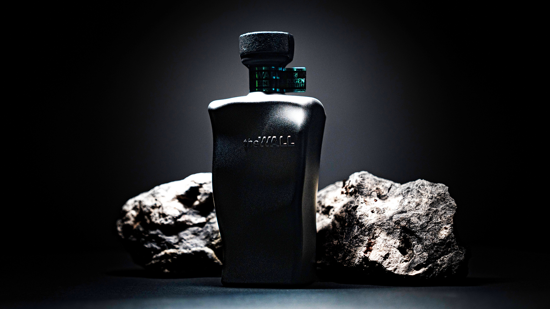 The Wall Gin in Grossaufnahme. Im Hintergrund ein Stein als Sinnbild für die raue Kraft der Nordwand.