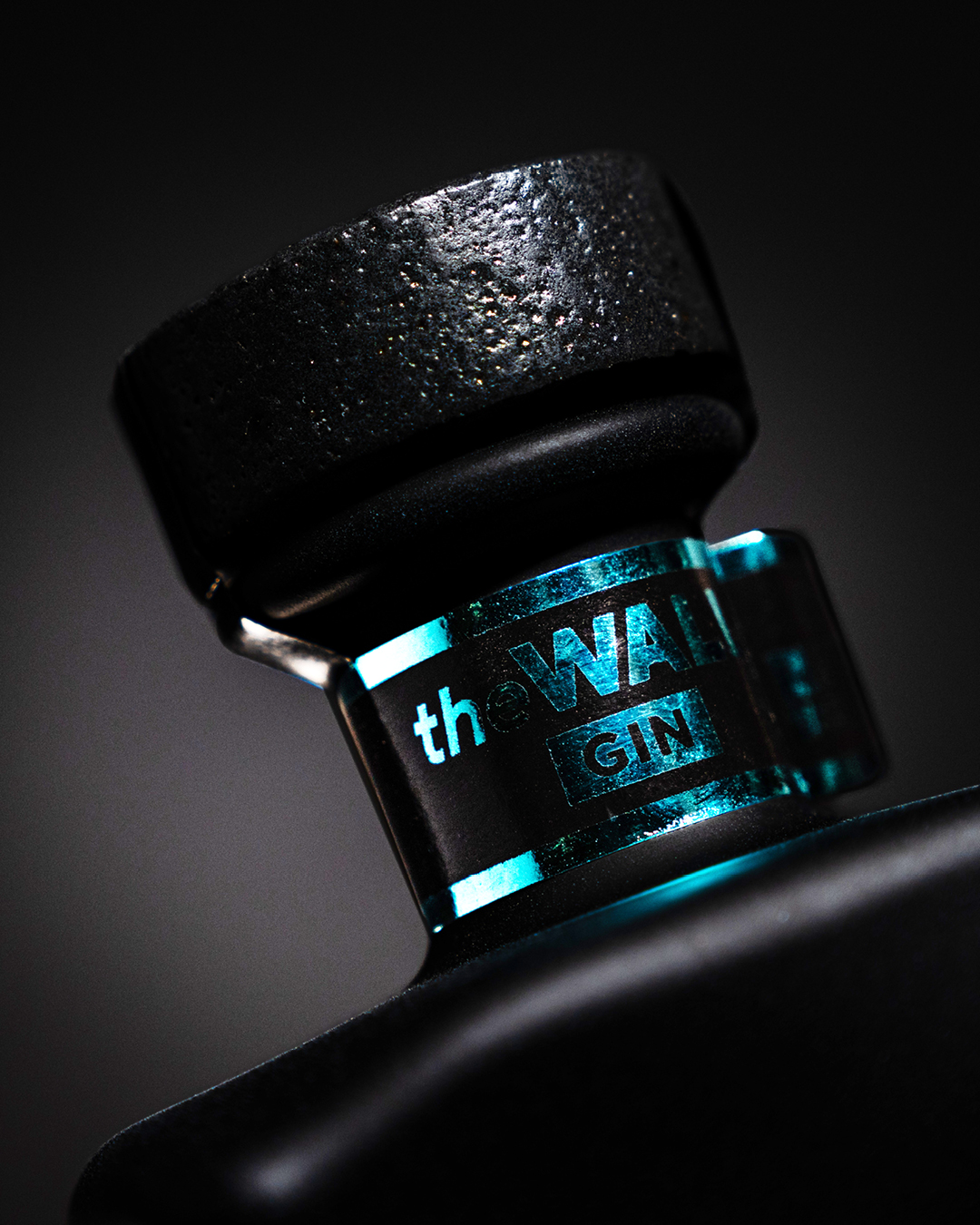 The Wall Gin in Nahaufnahme. Fokus auf den Flaschenhals.