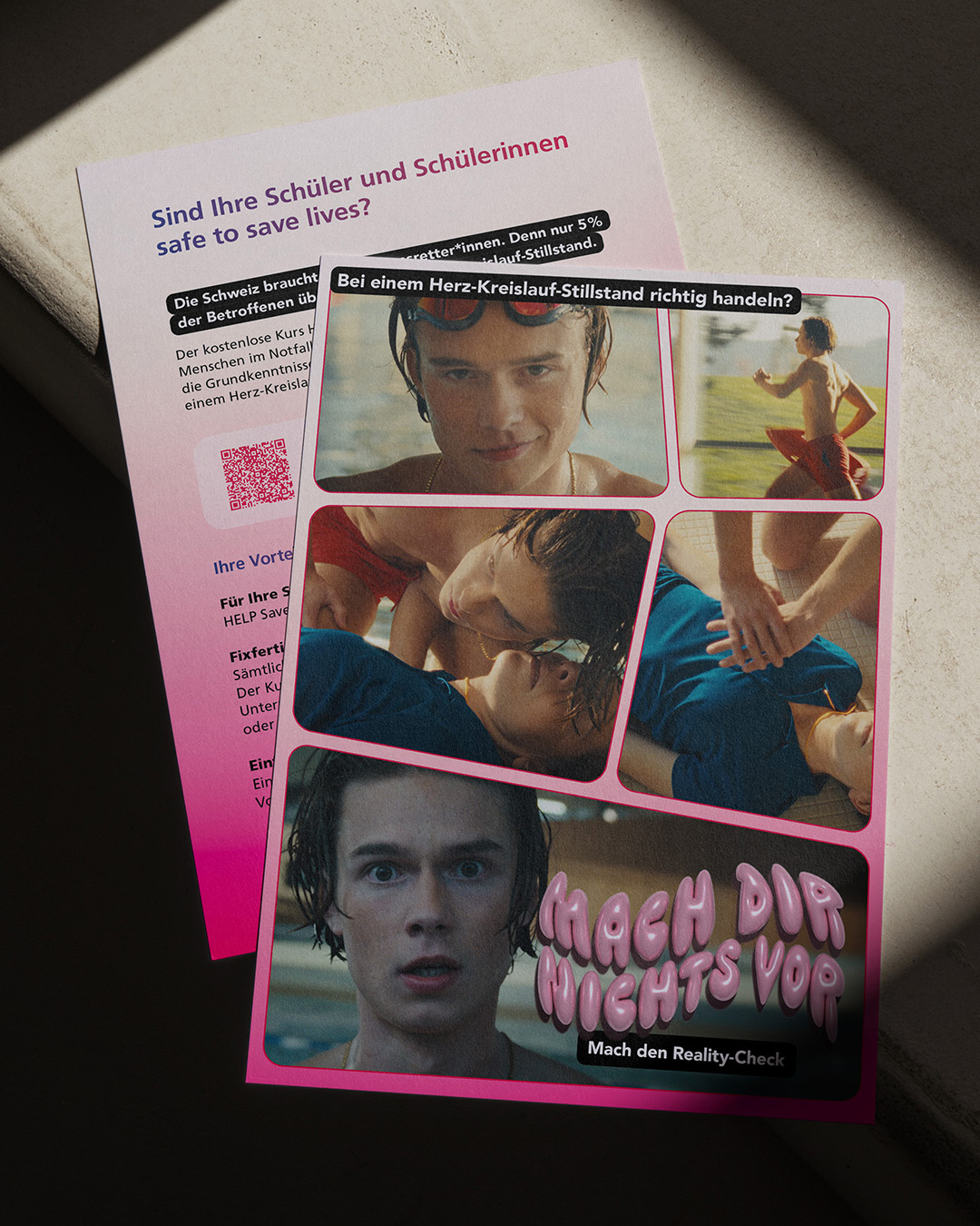 Flyer mit Comic-Layout zum Thema Herz-Kreislauf-Stillstand bei Jugendlichen. Oben Text „Wie würdest du bei einem Herz-Kreislauf-Stillstand richtig handeln?“, darunter Szenen von Jugendlichen in einer Notfallsituation, unten der Slogan „Mach dir nichts vor“.