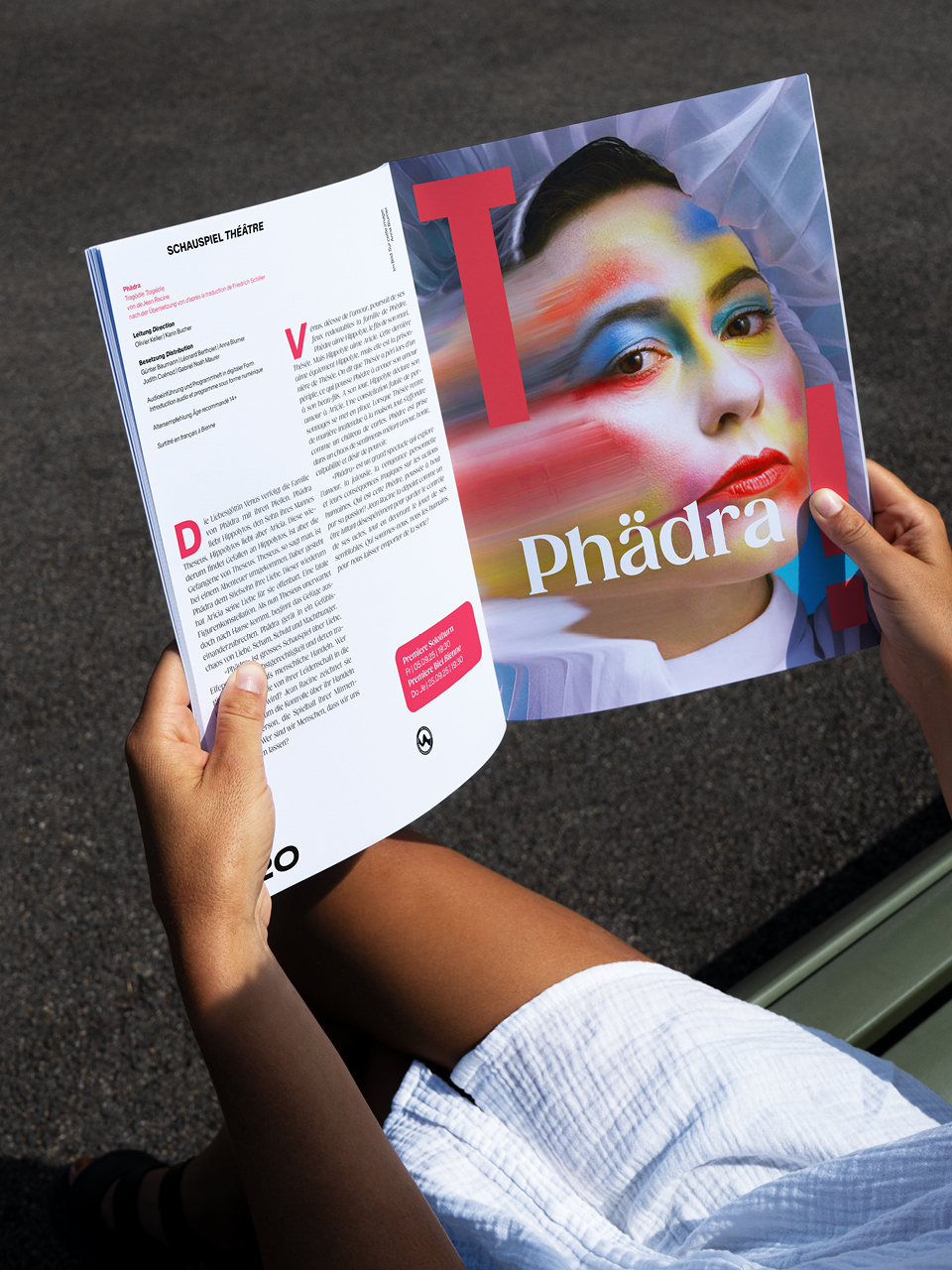 Ein Foto von zwei Händen, die das TOBS Magazin aufgeschlagen hat.